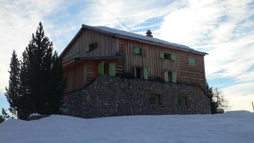 Randonnée raquettes à neige avec nuit en gîte de montagne traditionnel.